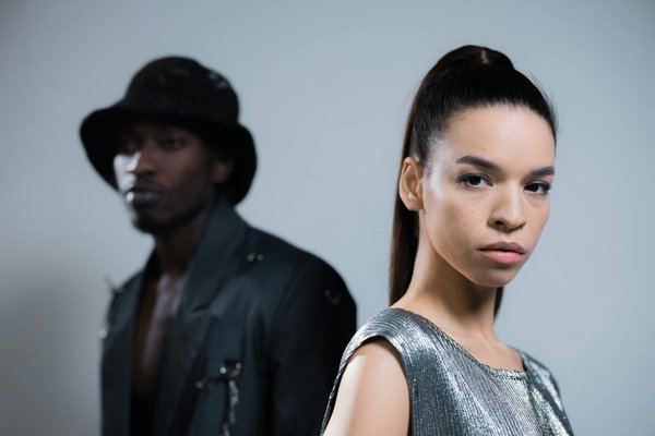 Comment la mode féminine s'inspire-t-elle des cultures internationales ?