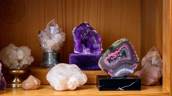 Guide des cristaux : choisir améthyste, quartz ou tourmaline